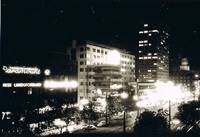 Ein Bild, das Gebäude, draußen, Nacht, Schwarzweiß enthält.

Automatisch generierte Beschreibung